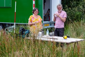 Jaap van der Stel en Mieke Wiggers voor hun schaftkeet